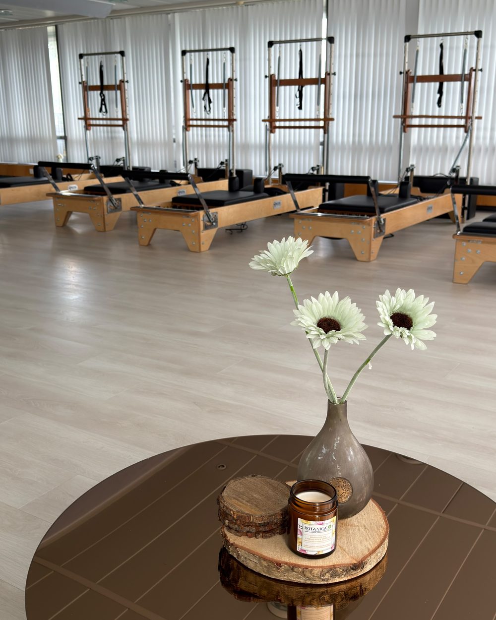 Pilates Reformer-zaal Fempowerment Studio Gouda Reformers op een rij in de Pilates Reformer-zaal van Fempowerment Studio Gouda